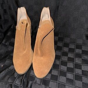 Women’s brown suede low boot excellent condition